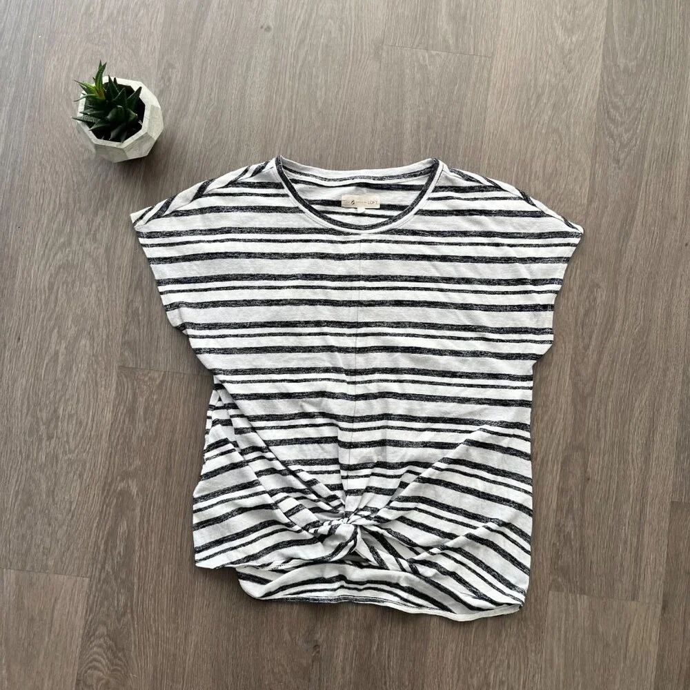 Lou & Grey by Loft Navy & White Short Sleeve T-Shirt with Front Knot Detail - Picture 2 of 9